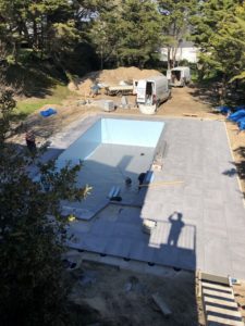 construction d'une piscine en béton avec terrasse